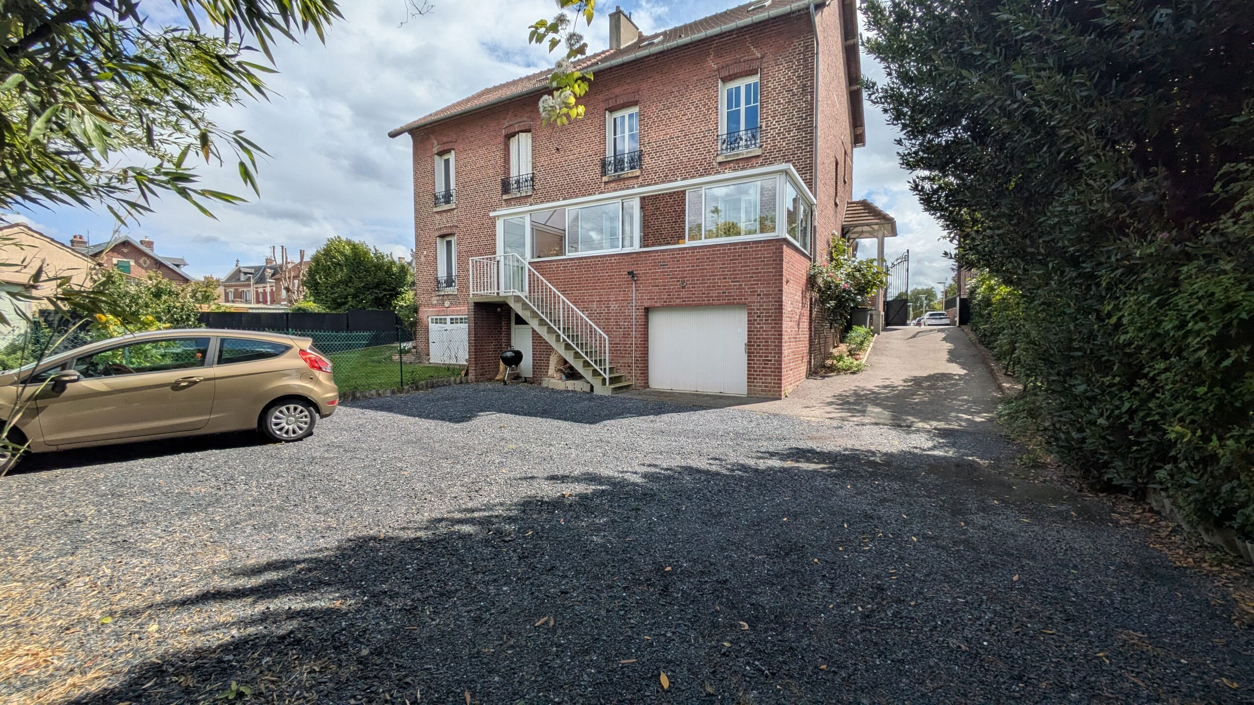 Photo du parking derrière les locaux de FP Consultants et de Cowork