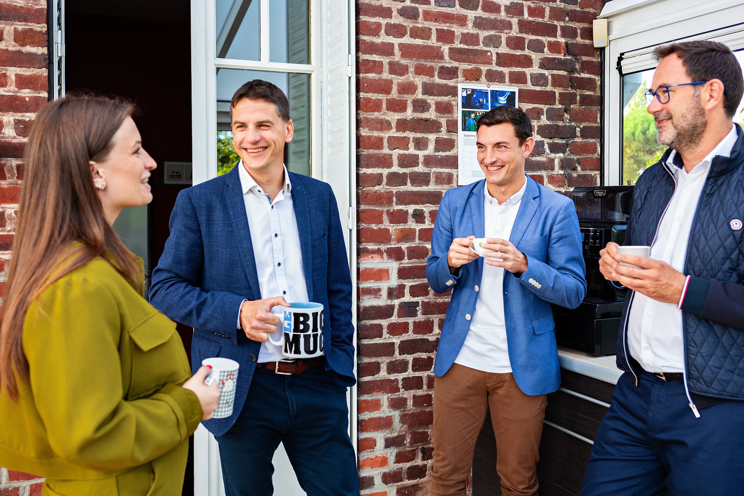 Image représentant toute l'équipe de FP Consultants prenant le café dans l'espace détente de Cowork
